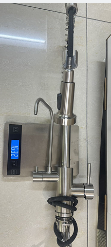 SUS304 Commercial Kitchen Faucet Deck Mounted Single Hole Pull-Down Sprayer Lead-Free Architectural Grade Ceramic Valve 46